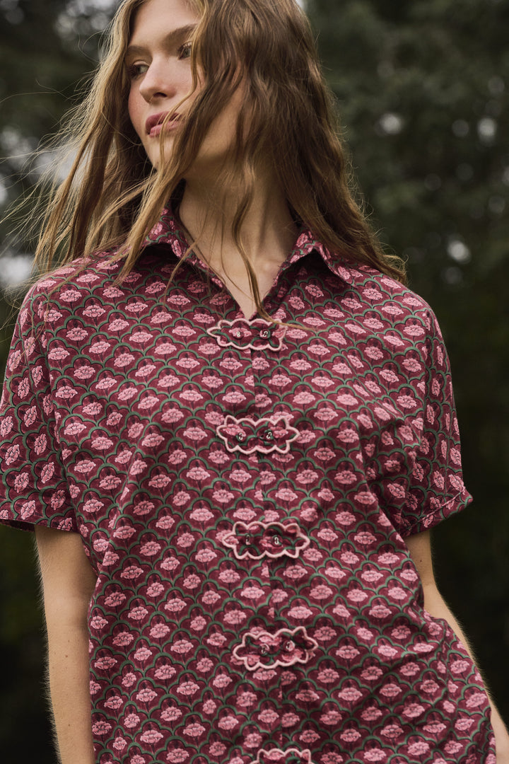 CAMISA LILY BLOOM ESTAMPA ESCURA